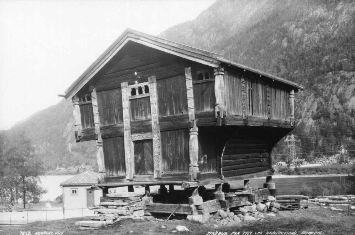 Hermann Christian Neupert, Kravikfjord, Nore, Nore og Uvdal. 1930. Loft fra 1717. Gårdstun. Vann og fjell i bakgrunnen.