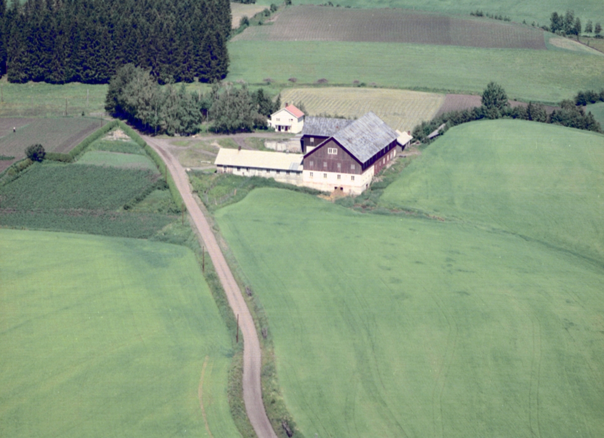 Widerøes Flyveselskap A/S, FLYFOTO KVÆSTAD GARD