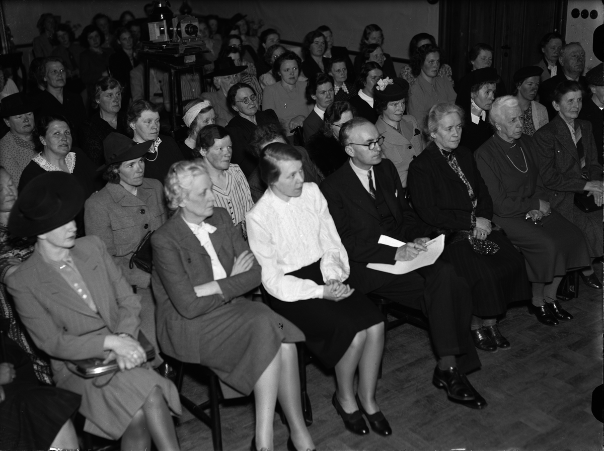 Paul Sandberg, Jenny Lindgren, friherrinnan Anna von Essen, landshövdingskan Elisabeth Linnér, intendent Nils Ålenius, Signhild Wiklund och friherrinnan Beth de Geer på Uppsala läns hemslöjdsförenings ombudsmöte