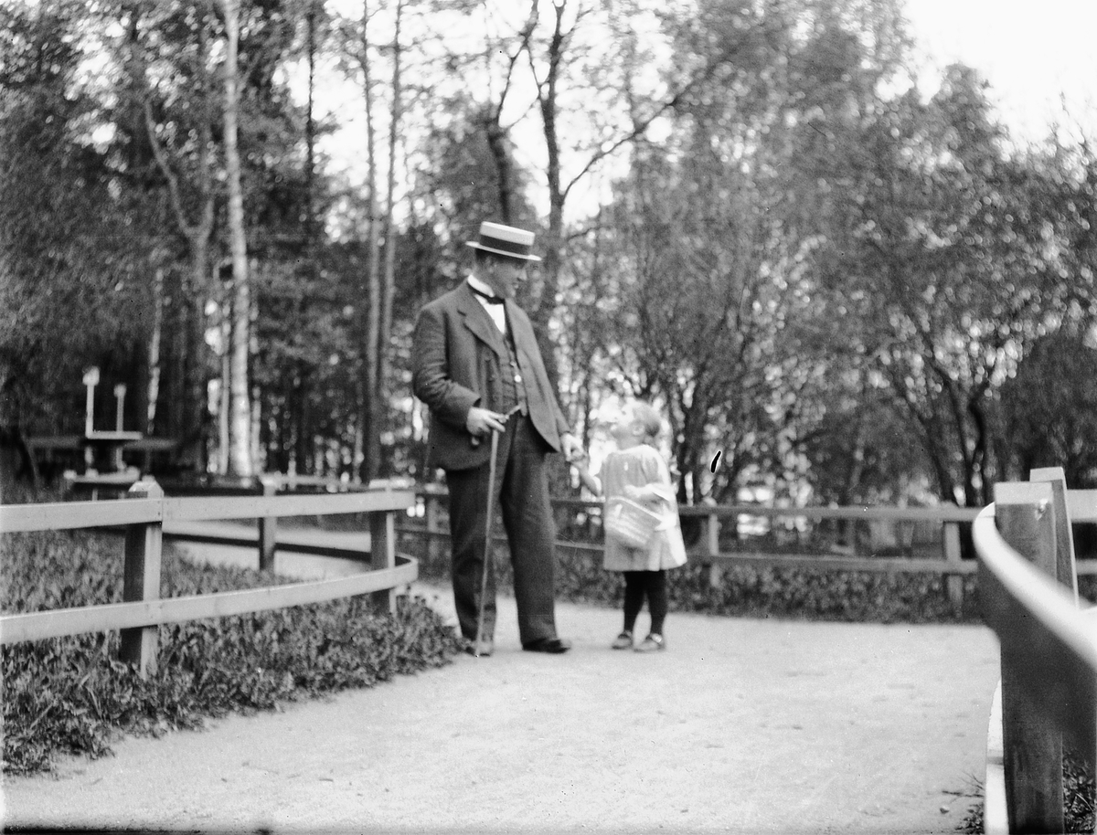 Ragnvald Andersen, Ragnvald Andersen med datteren Gerd i Hamar Park.