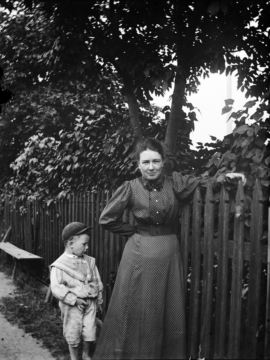 Carl Liljefors, Olle or Ivar with Elin Liljefors, SvartOsO37, Oden Edda, SvartOen, Uppsala 1900 - 1901