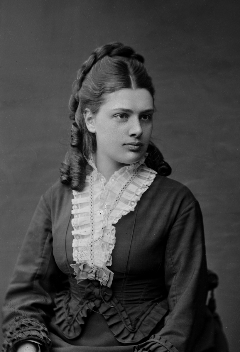 Maria Tesch, Porträtt. Porträttbild från Maria Teschs ateljé. Foto: Maria Tesch. Fotograferad i Maria Teschs ateljé som fanns i Linköping åren 1873 - 1936. Digitaliserad efter original glasnegativ som förvaras på Stiftsbiblioteket /Linköpings stadsbibliotek.