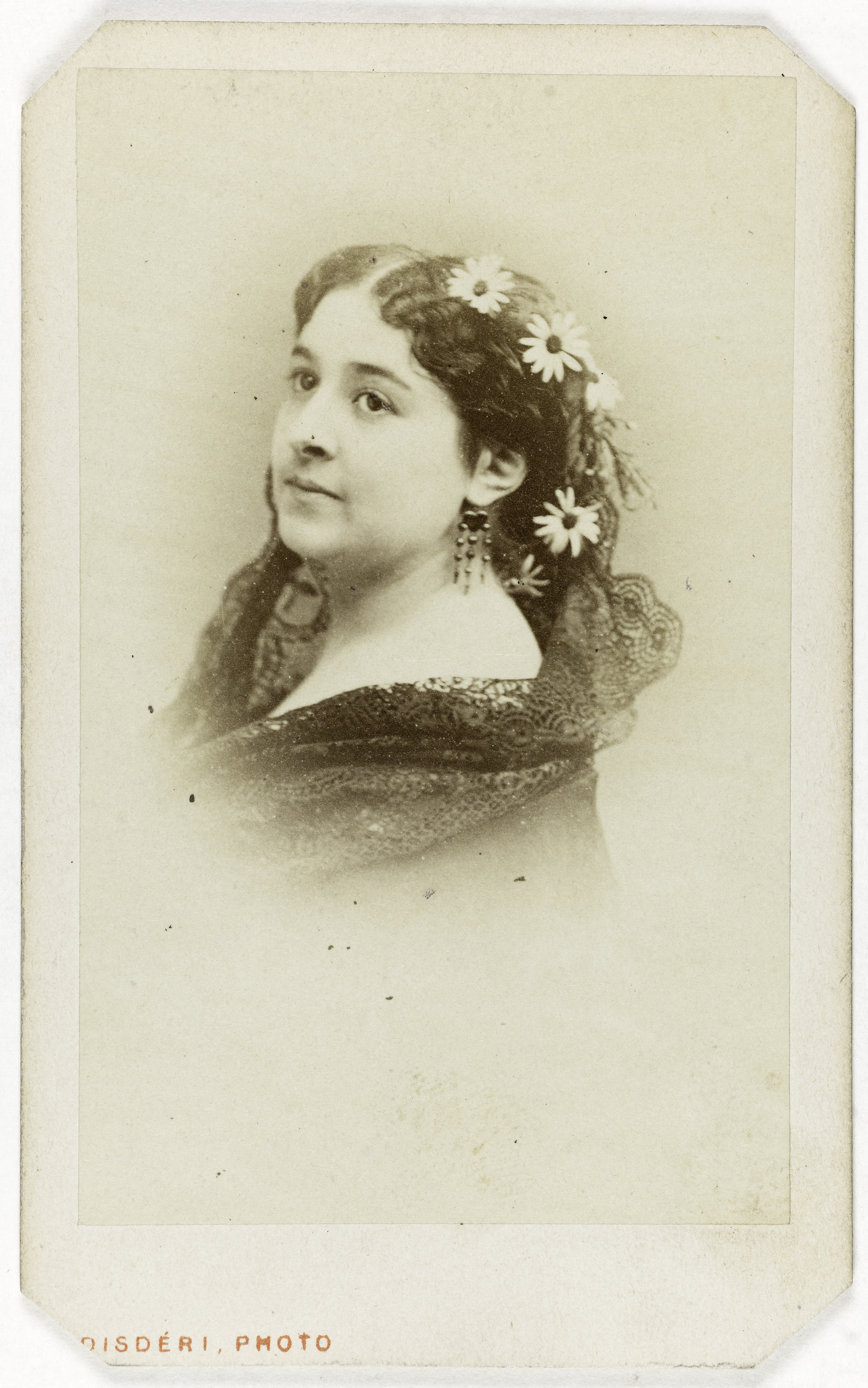André-Adolphe-Eugène Disdéri, Portrait en buste de Céline Montaland (1843-1891), actrice de théâtre, avec une couronne de fleurs.