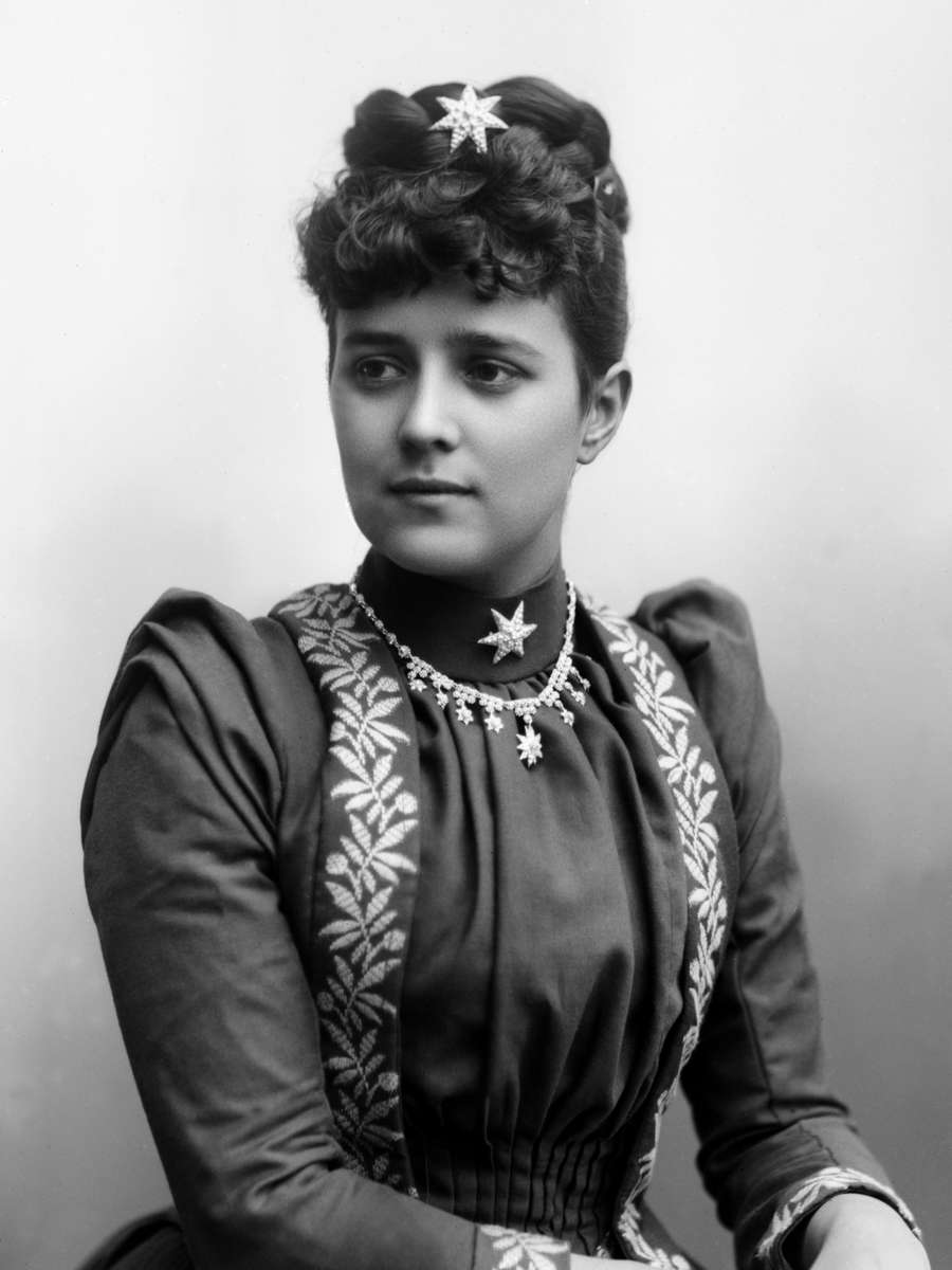 Maria Tesch, Fru Carlsson Häradskräddare Foto: Maria Tesch. Fotograferad i Maria Teschs ateljé som fanns i Linköping åren 1873 - 1936. Digitaliserad efter original glasnegativ som förvaras på Stiftsbiblioteket /Linköpings stadsbibliotek.