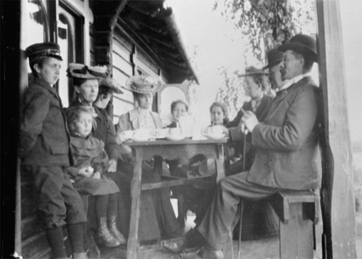 Anno Domkirkeodden, GRUPPE, FOLK. VERANDA, SØNDAGSTUR, SKISTUAFra v. Fridtjof Godager, Eva Godager, Emma Steen, Thora Godager, Valborg Steen, Astrid Godager, Thorbjørg Godager, Anna Ilseng, Ilseng, Even Godager