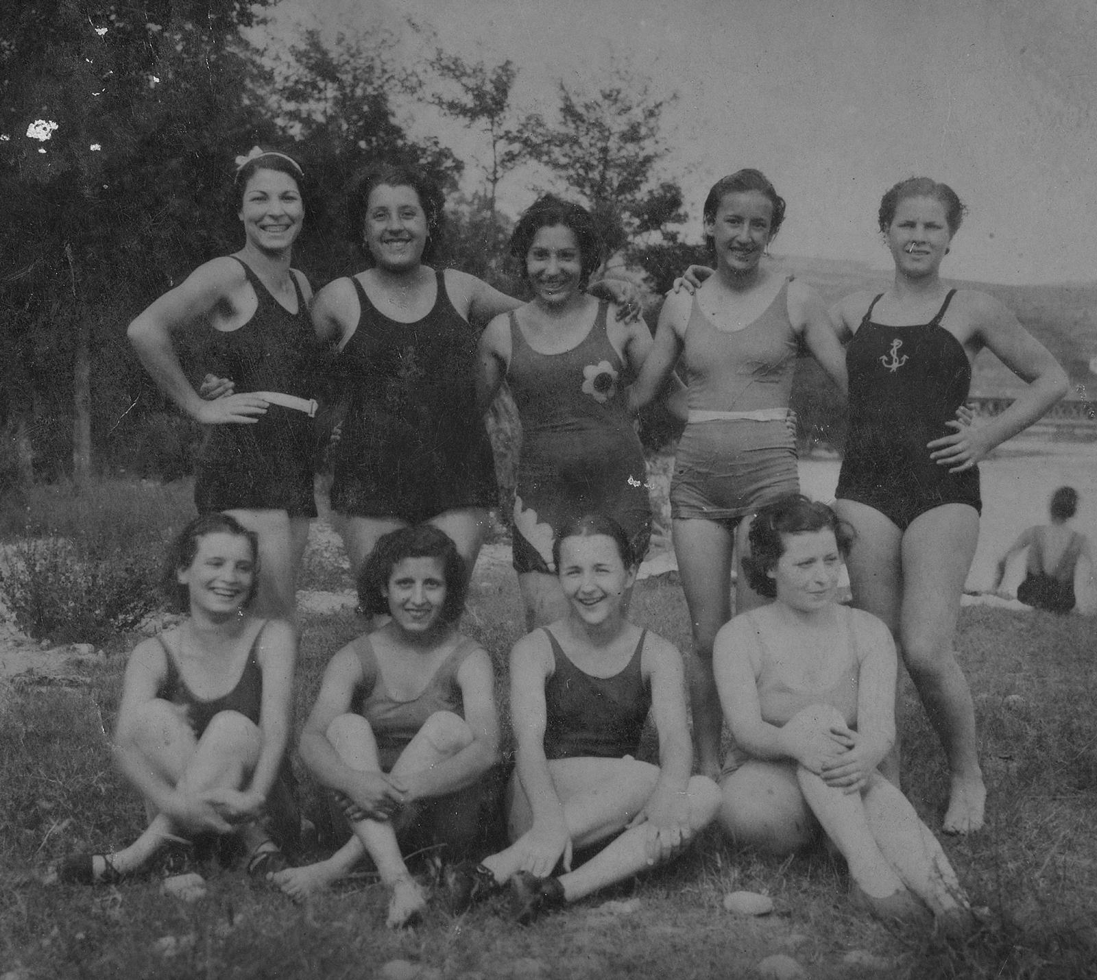 Desconegut, [Group portrait on the banks of the Ter]