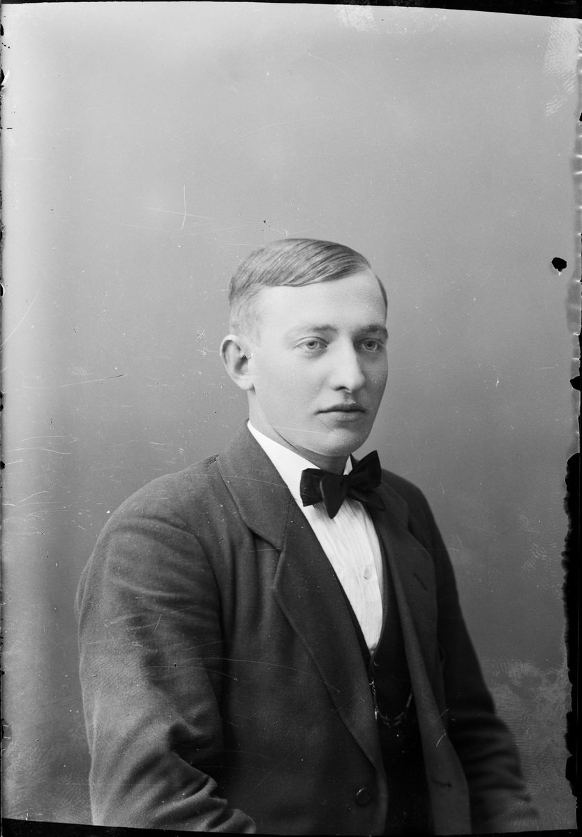 Skötsner-Edhlund, Ateljéporträtt - man, Östhammar, Uppland