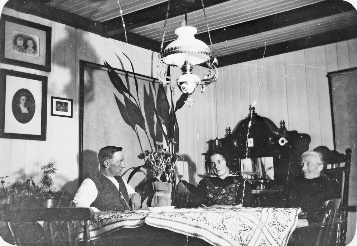 Rachel Haarseth, Personer, bord og stoler, parafinlampe, skap, bilder.