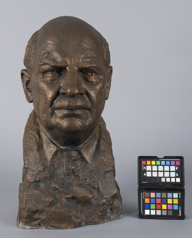 Jaan (autor) Vares, Parteiveteran Heinrich Gustavsoni portreebüst