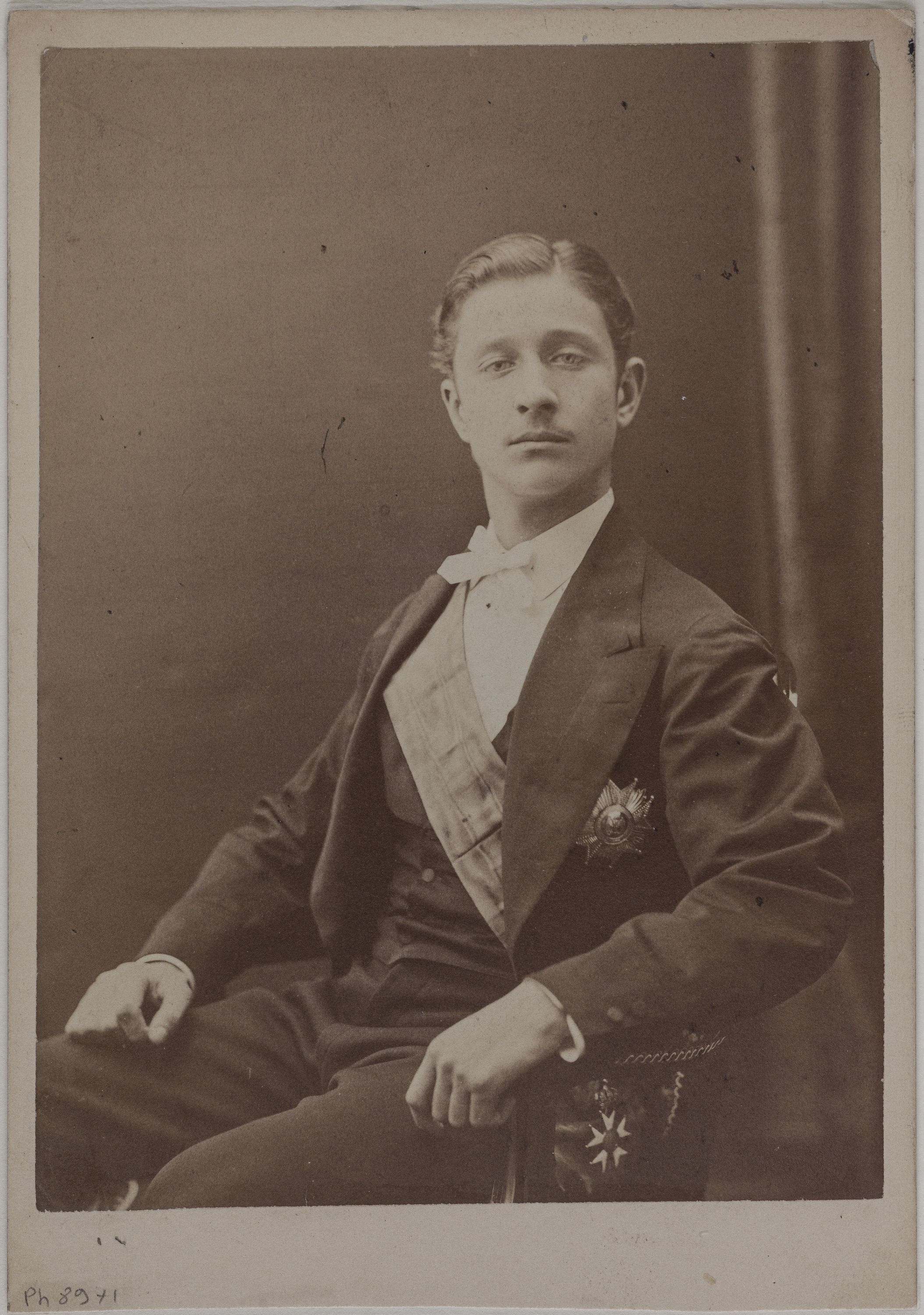 W. & D. Downey, Portrait du prince impérial Eugène-Louis-Jean-Joseph Bonaparte (1856-1879), portant un ruban et des décorations.