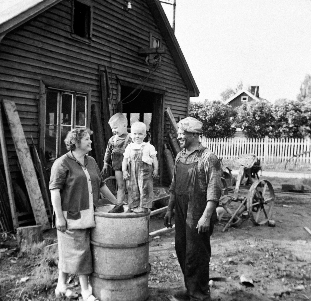 Anno Domkirkeodden, SMEDALSMIA, ILSENG, GRUPPE 4 FAMILIEN SMEDAL: FRA VENSTRE: KARI SMEDAL GIFT JØRGENSEN, EINAR JØRGENSEN, PER JØRGENSEN OG SMED ANTON SMEDAL.