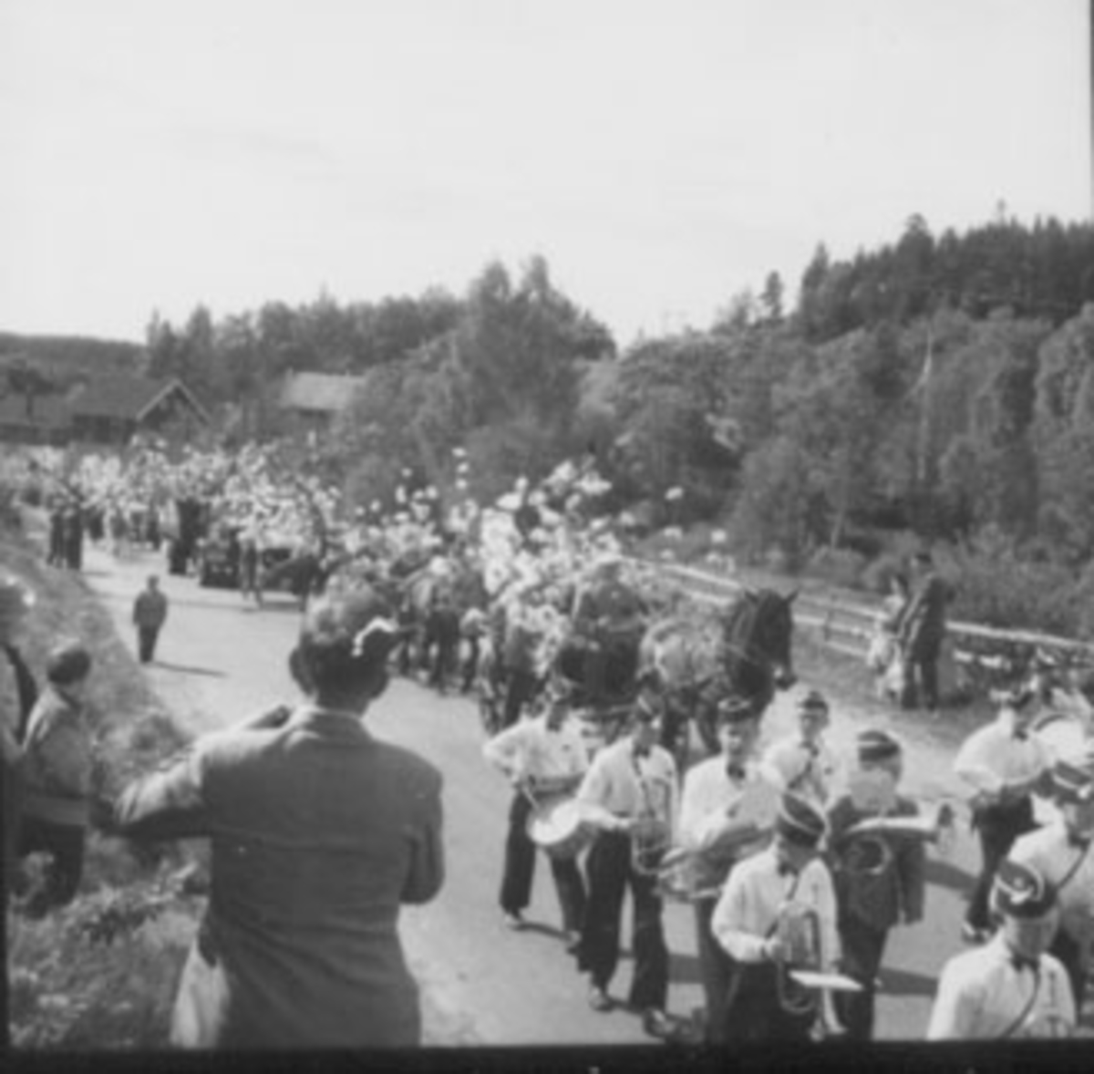 Anno Domkirkeodden, WERGELANDSDAGEN, OPPTOG, MANGE BARN, MUSSIKKORPS I FORGRUNNEN. REFLING HAGEN, INGEBORG, TANGEN