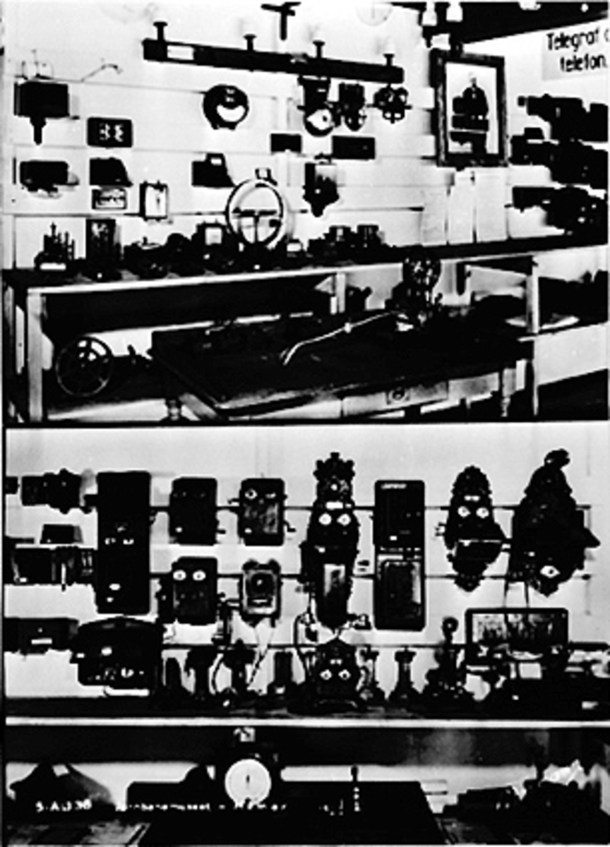 Anno Domkirkeodden, 2-DELT PROSPEKTKORT FRA JERNBANEMUSEET PÅ DISEN, TELEFONAPARATER, TELEGRAF.