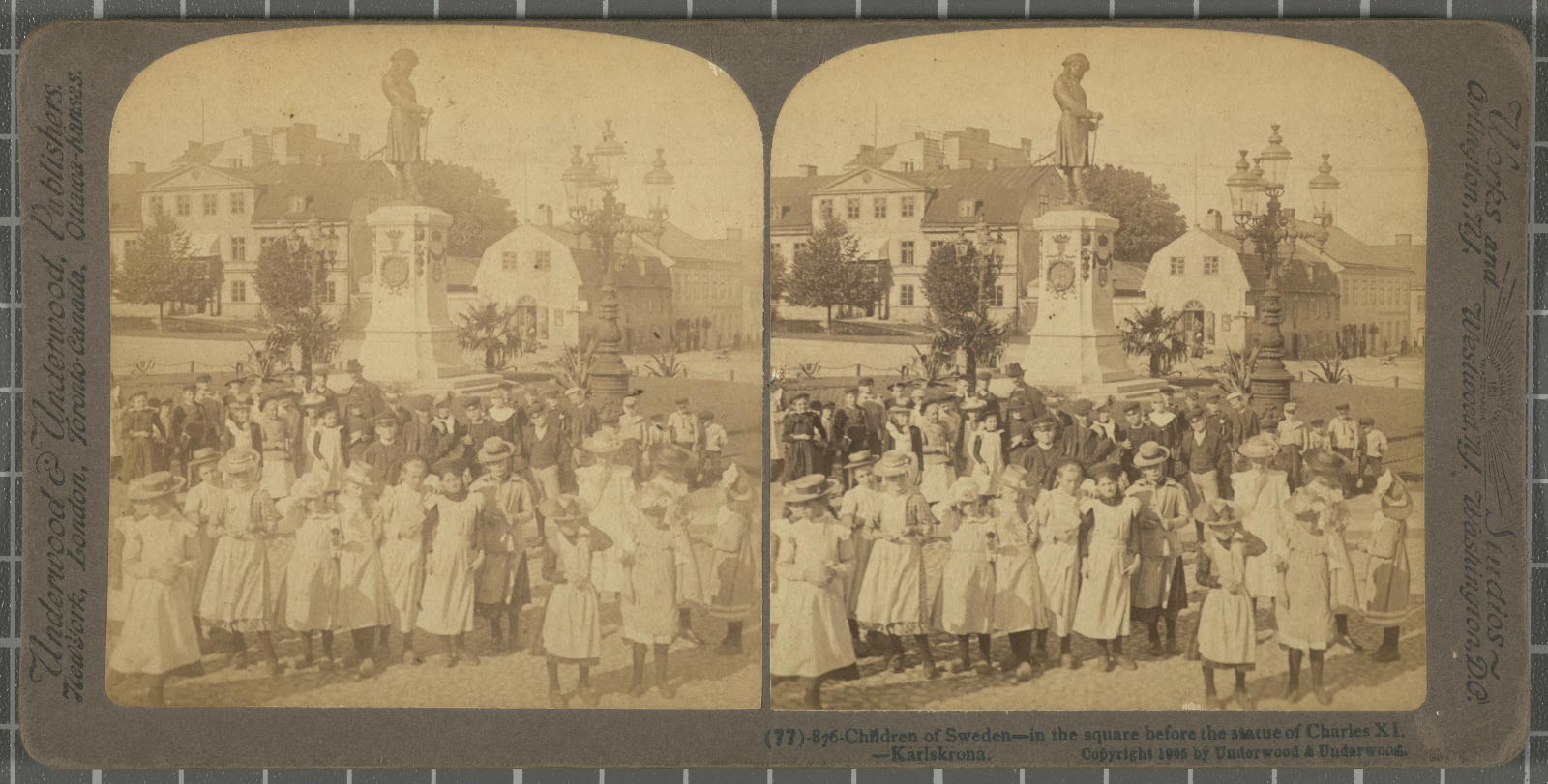Desconegut, Children of Sweden in the square before the statue of Charles XI-Kariskrona Justificació del títol, títol inscrit Underwood&Underwood Publishers
