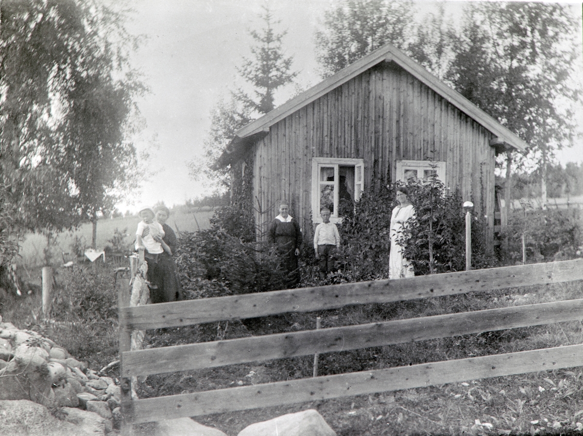Anno Domkirkeodden, EKSTERIØR: GAMMELSTUA, SOLHAUG, VALLSET, GRUPPE:5 FORAN, ODVAR JØRGENSEN, BERGLJOT JØRGENSEN, OLAVA HAGEN, ODVAR HAGEN, OLINE HAGEN, VALLSET