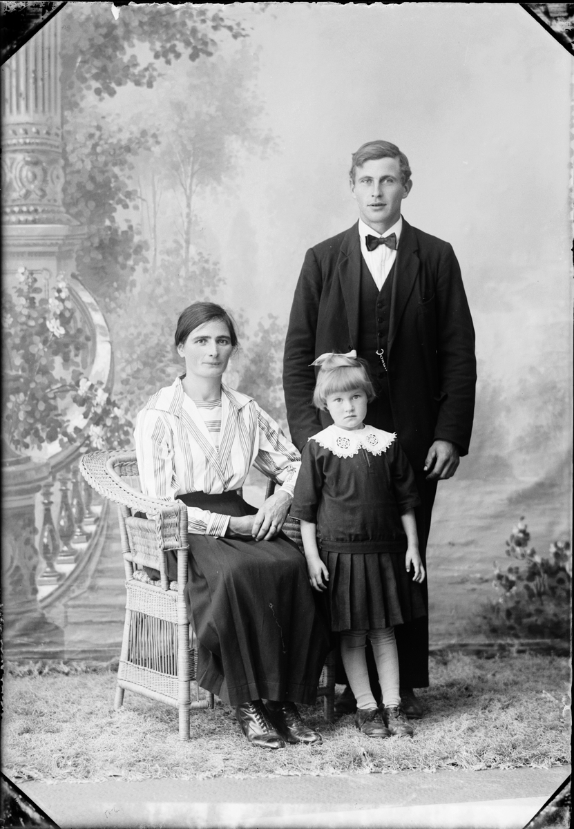 Skötsner-Edhlund, Kvinna, man och barn, Östhammar, Uppland
