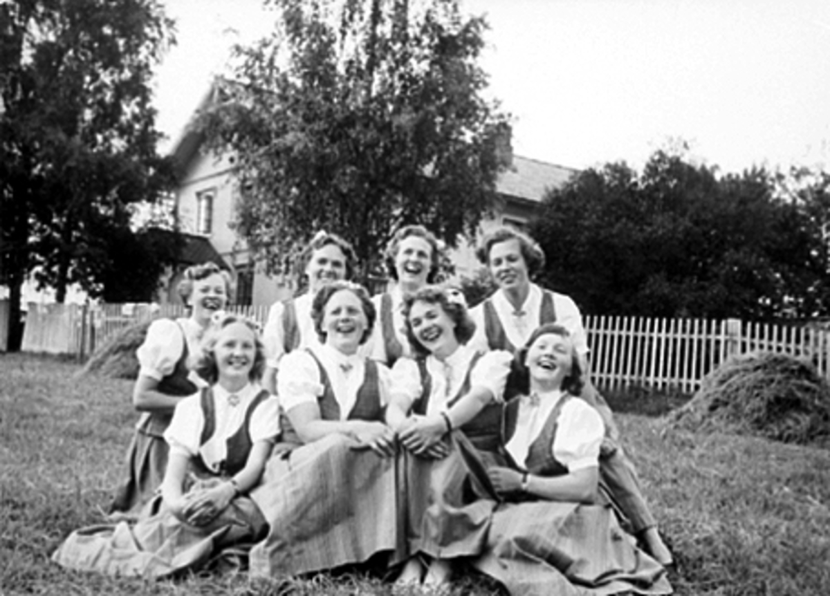 Anno Domkirkeodden, FILSET GARD, VALLSET, GRUPPE 8 SØSTERE I FAMILIEN FILSETH FORAN FRA VENSTRE: TURID, Idun Filseth Bergum (1930-1993), SOLVEIG OG TONE, BAK: ELSE, MAGNHILD, ÅSE OG GUNNHILD. Alle i bunad. Fotograf: Oddmund Filset, bror til jentene.