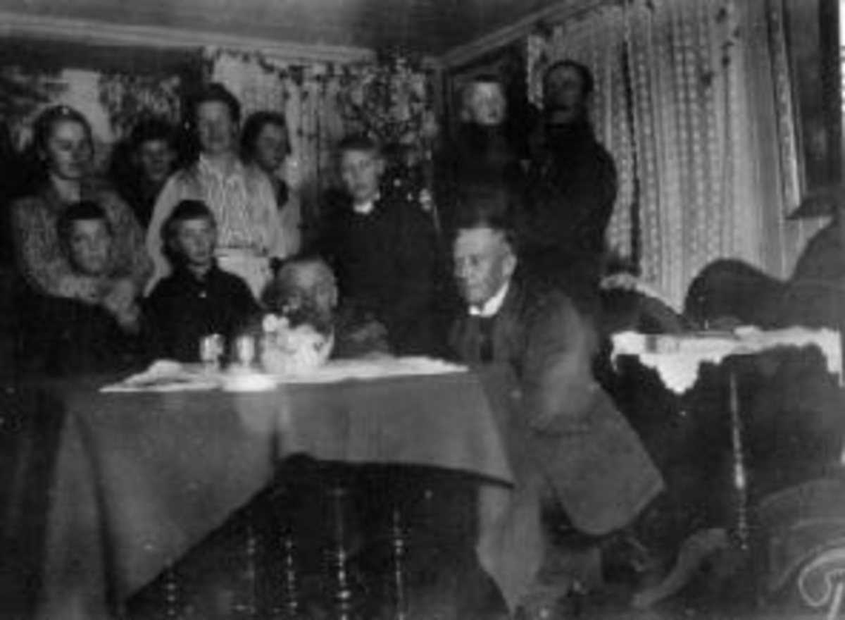 Anno Domkirkeodden, Interiør stue. Familien Grimsrud og familien Pinkerud på julaften. Maurud nedre.
