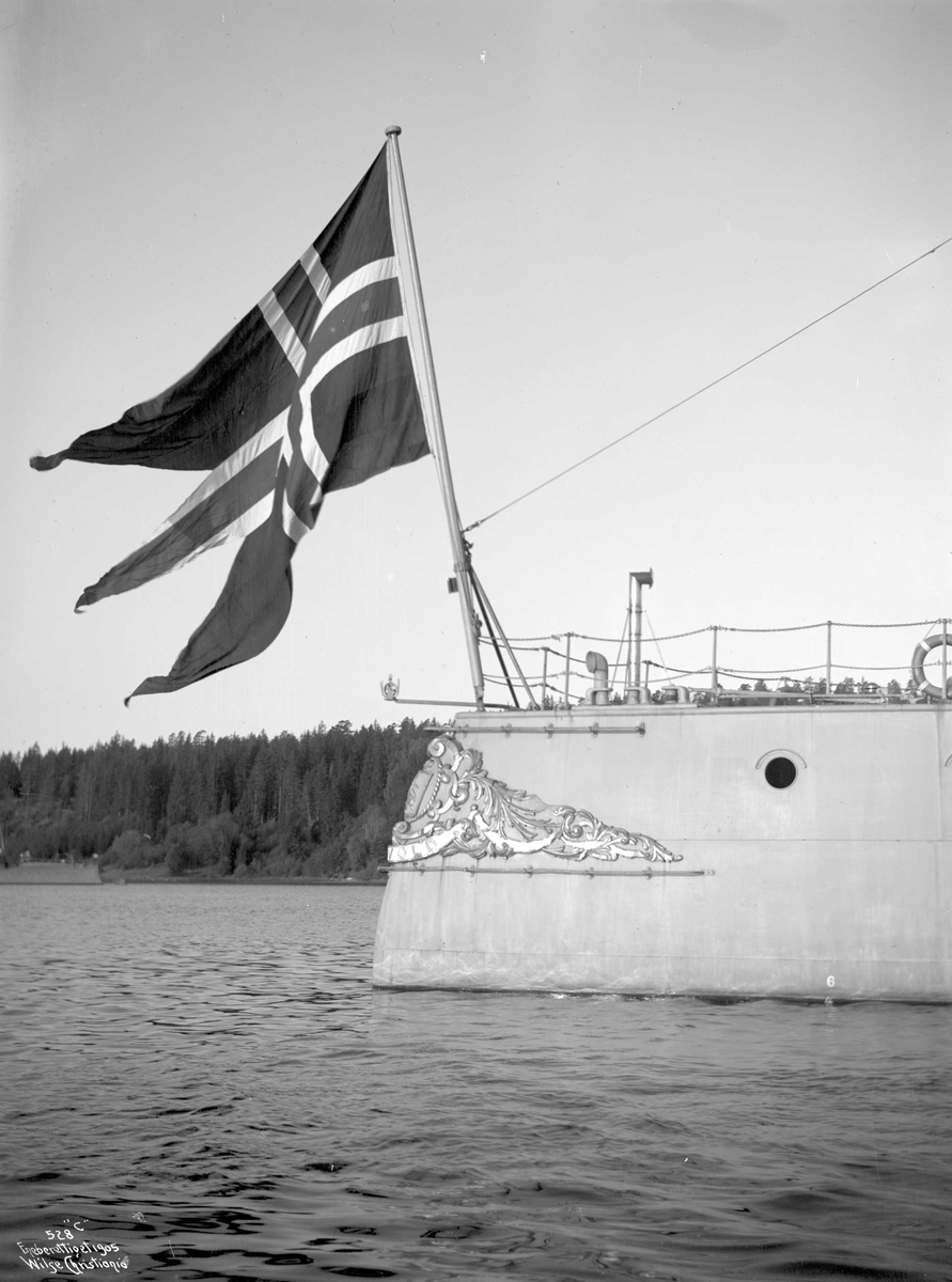 Anders Beer Wilse, Marinens flagg, på Eidsvold (b. 1899, Armstrong, Newcastle)