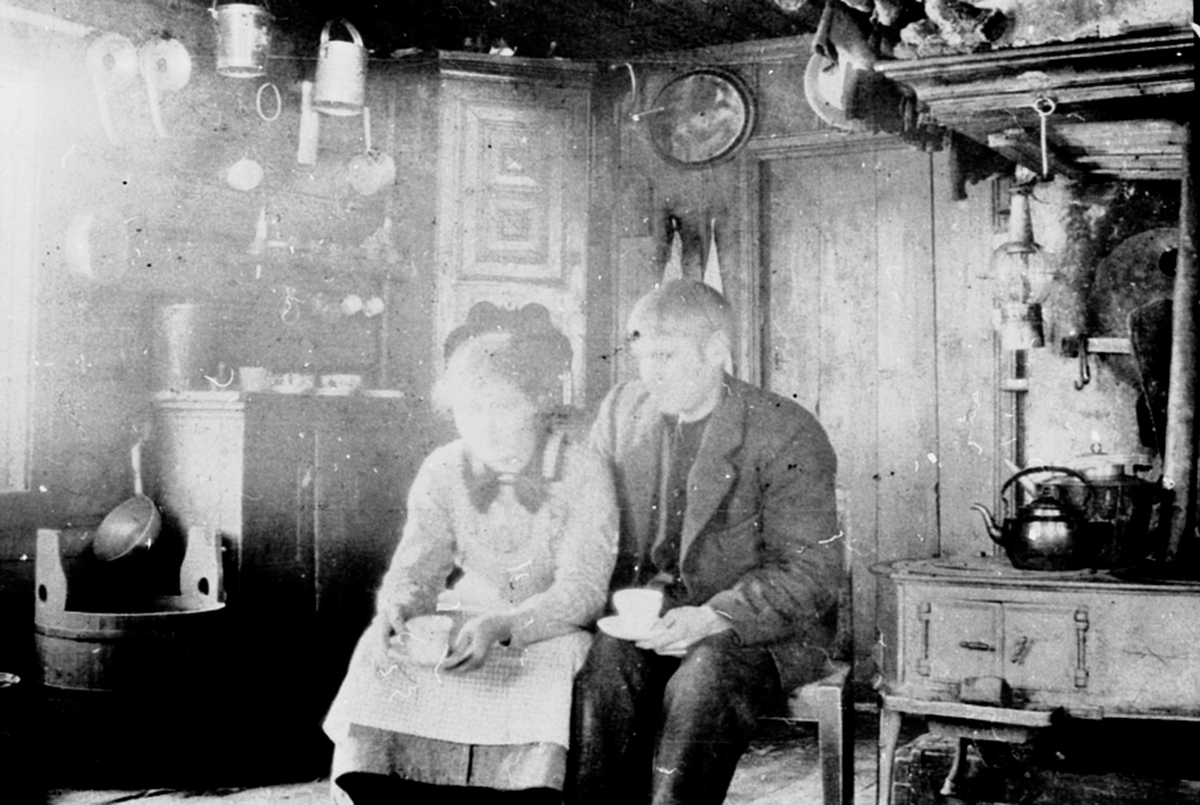 Anno Domkirkeodden, Mathea og Johan Harkerud. Interiør, kjøkken, størhus, Korsviken, Brøttum. Seter for Messenlien søndre. Vedkomfyr, kjøkkenutstyr.
