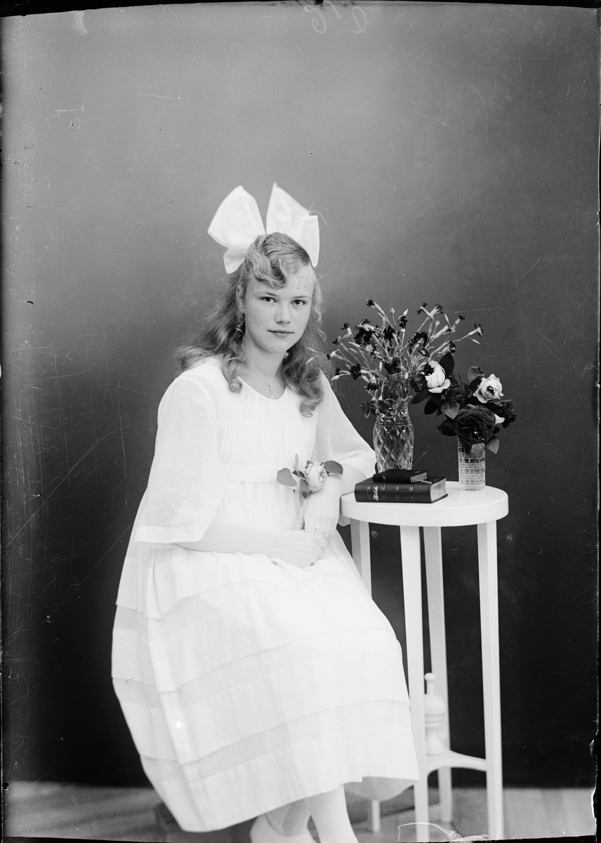 Skötsner-Edhlund, Ateljéporträtt - konfirmand Tyra Edhlund, Östhammar, Uppland