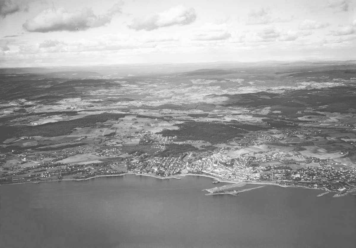 Widerøes Flyveselskap A/S, FLYFOTO STOR OVERSIKT OVER BYEN FRA HAMARBUKTA MOT FURNES