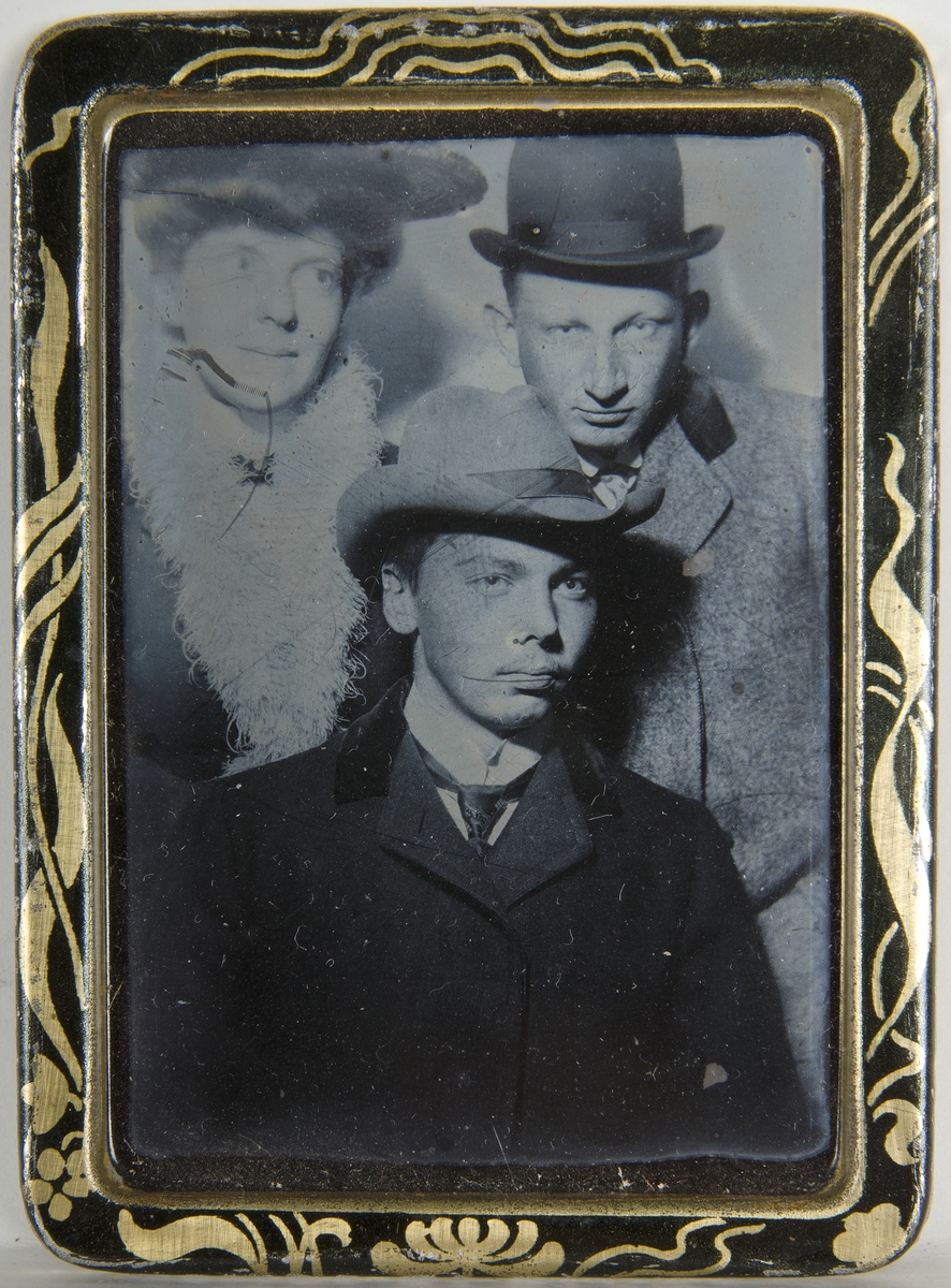 Okänd,, Ferrotype - Sigrid Cederström and Gustav A Jäderholm and in the middle Gunnar Hellström.