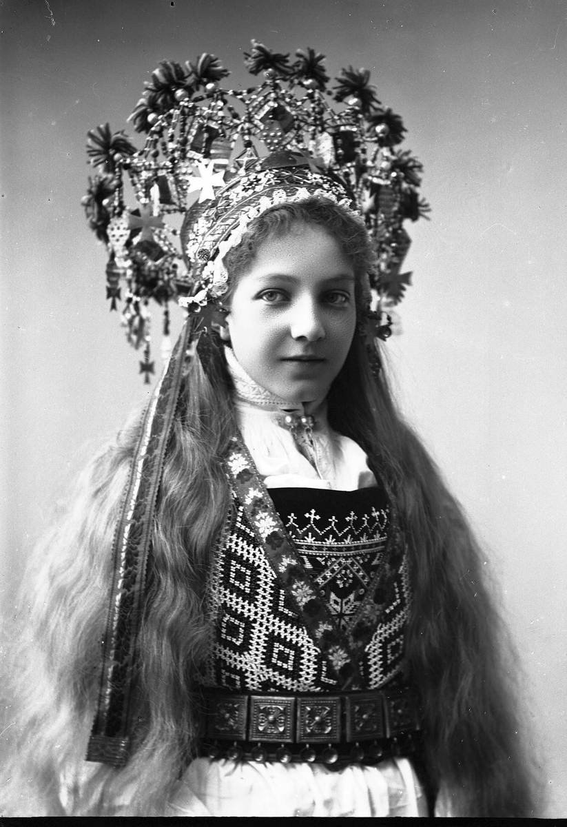 Solveig Lund, Studiofotografi av kvinne med brudedrakt og brudekrone. Utslått hår. Hofteutsnitt. Vendt mot høyre. Ser ut av bildet.