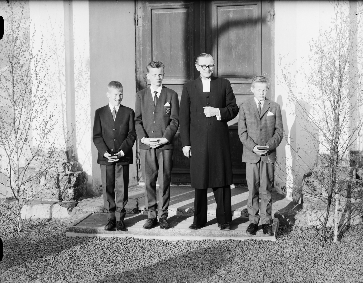 Skötsner-Edhlund, Kyrkoherde Emil Umareus med konfirmander, Hökhuvuds kyrka, Uppland