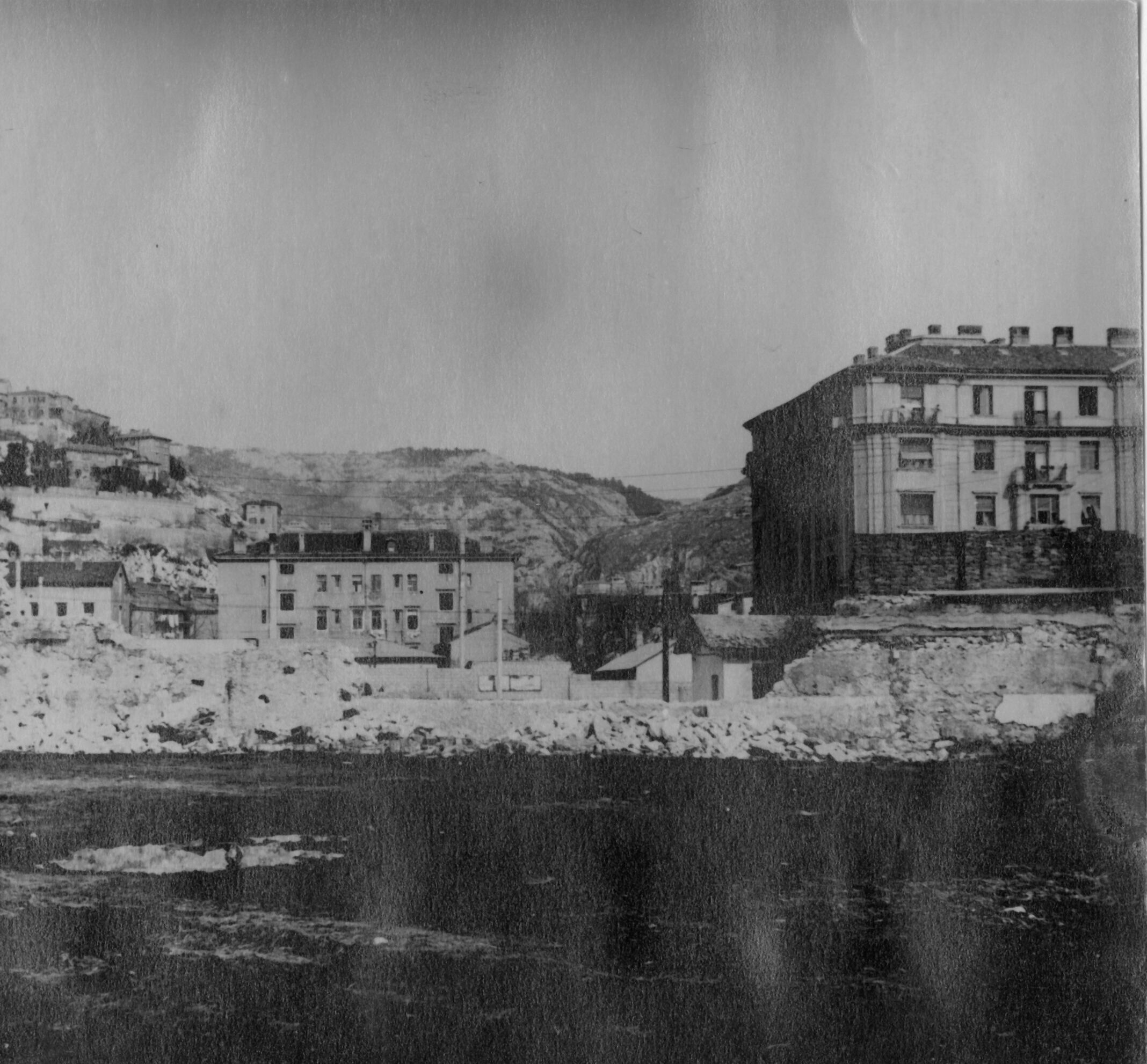 Branko Fučić, Rijeka, ostatak gradskog zida s potezom na kojem je škola Brusić – via Bedini, unutarnja strana