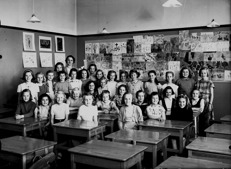 Sven Lindskog, Engelbrektbre, classroom interior, 30 girls with teacher Miss Dagny Borstedt. Class 4h, Room 24.