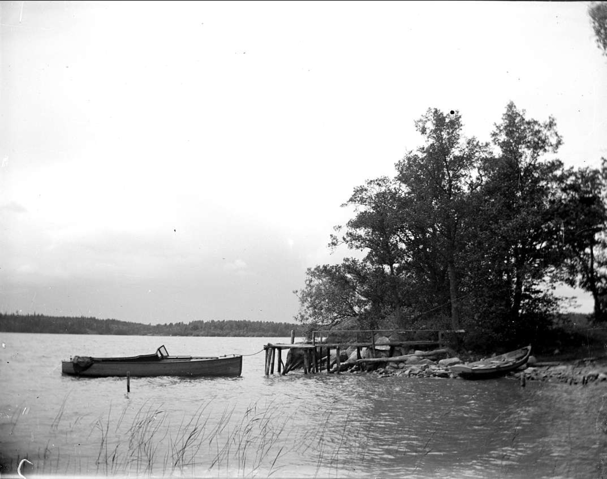 August Fredrik Schagerström, Beach with a Bridge and Boats in Vallby parish, Uppland, June 1921