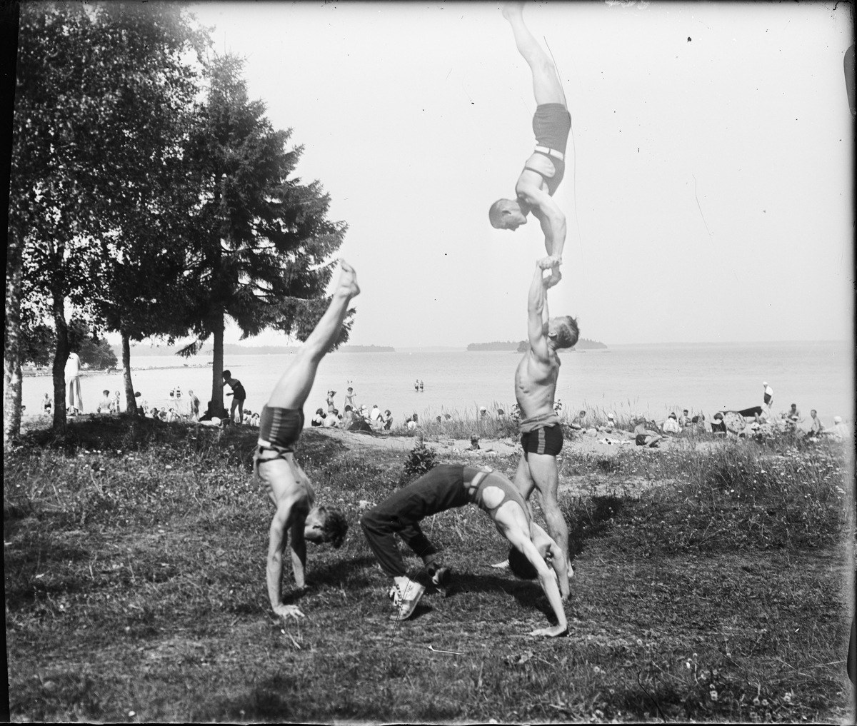 Okänd,, Acrobatics on lawn at a bathing beach, Uppland
