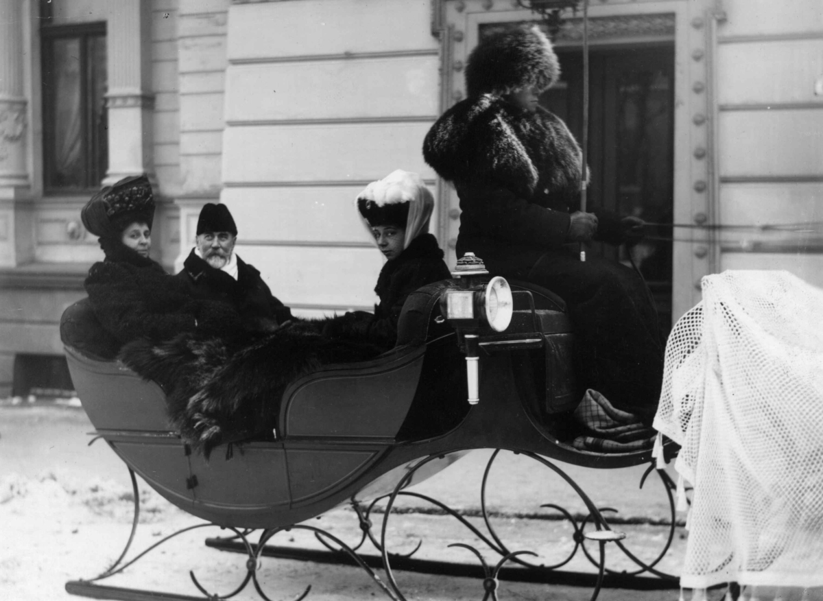 Anders Beer Wilse, Slede, Victoria-sluffe, og hester med sledenett, i Parkveien i Oslo.Vinter og snø.