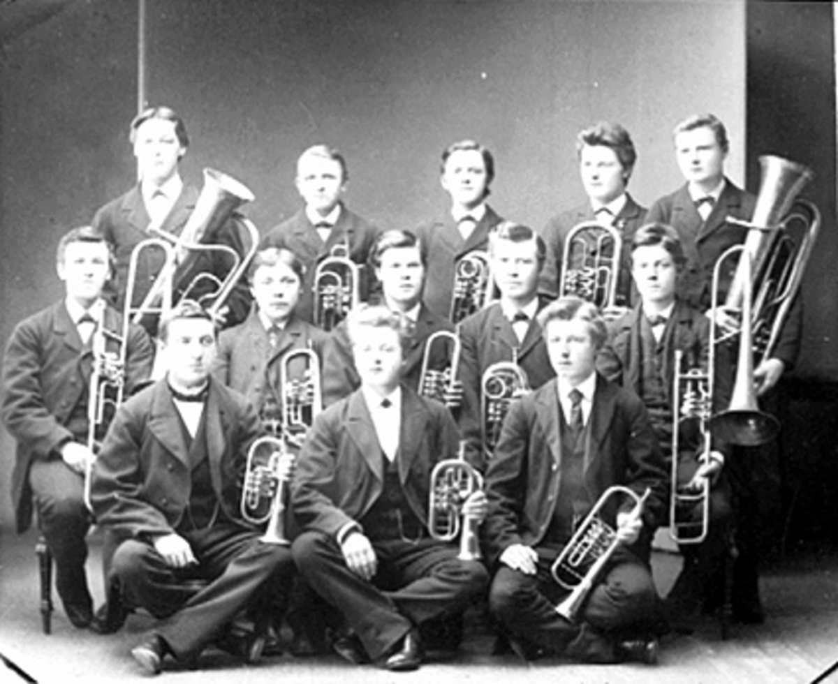 Anno Domkirkeodden, GRUPPE 13 MUSIKERE MED INSTRUMENTER, HAMAR MUSIKKFORENING, INSTRUKTØR HAGBART HOLLO, 1 RAD VENSTRE: HAGBART HOLLO, ARNE BAKKE, ANDR. MINKEN, , 2 RAD VENSTRE: E. HALSETH, NILS JENSEN, H. THOVESEN, J. SKARÅSEN, AUG. ANDERSEN, 3 RAD VENSTRE: LUDVIG SANNERUD, H. HAUGEN, KNUT AAS, KNUT, OLE THORESEN, BØ…