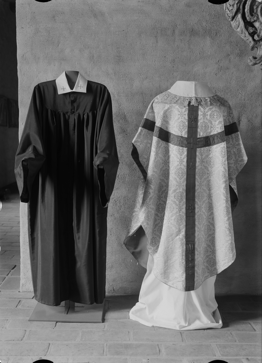 Paul Sandberg, "Den nya teologkappan i svart mohair" och en mässhake i vit sidenbrokad på utställningen 'Nutida kyrkovård och kyrkokonst' i Rikssalens övre galleri, Uppsala slott