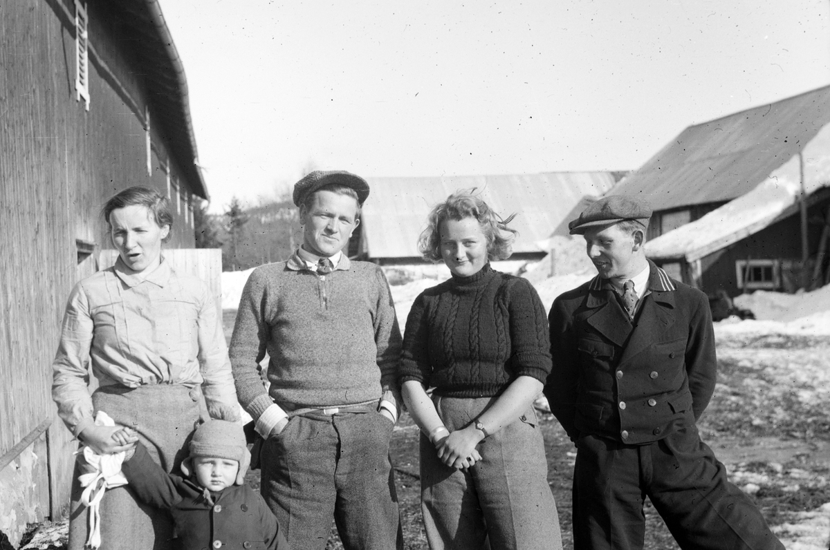 Håkon Prestkværn, 4 voksne og barn, ukjente.
