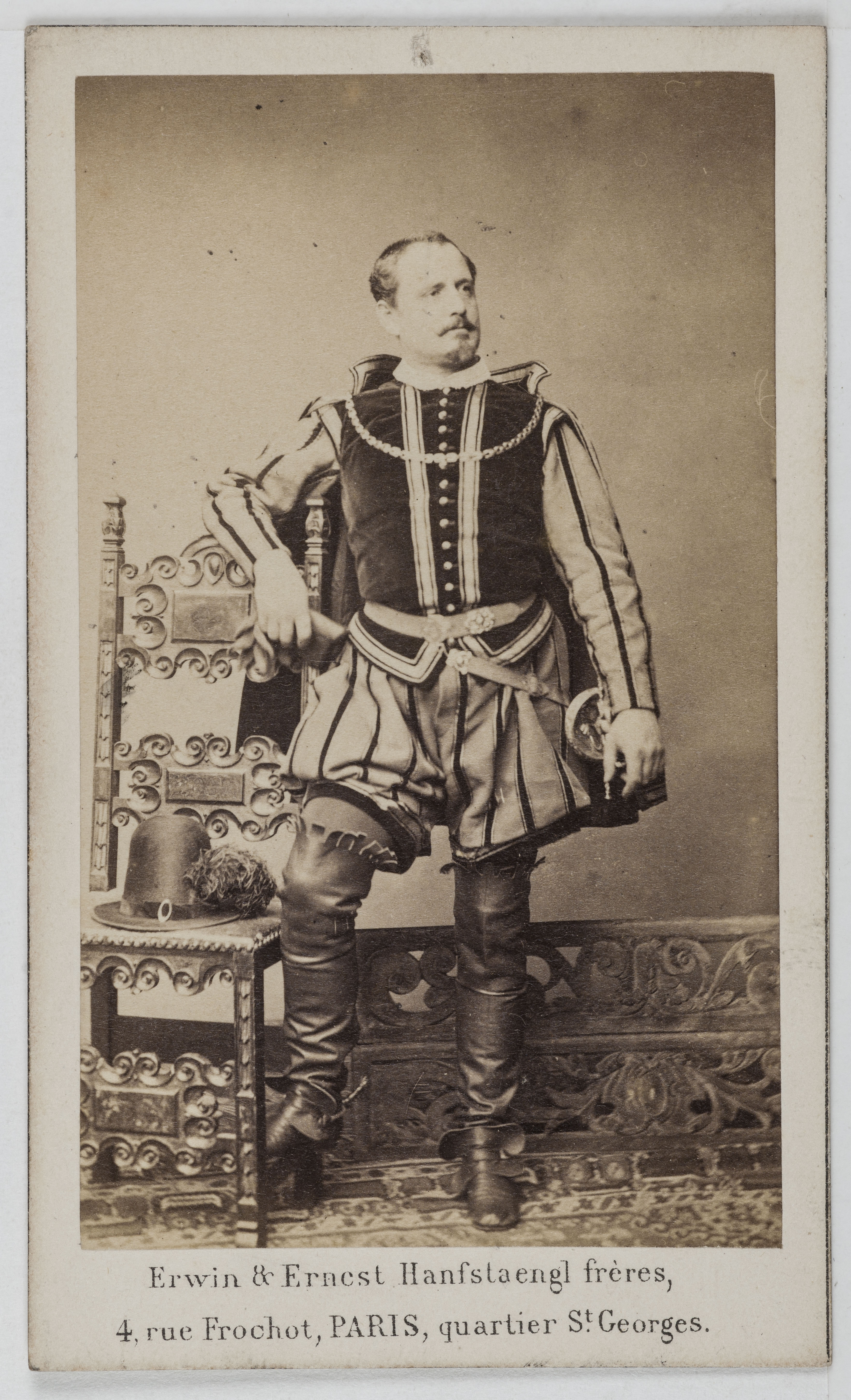Erwin & Ernest Hanfstaengl, Portrait d'Henri Auguste Kropff (1827-1906), dit Nertann, jeune premier et acteur de théatre entre 1852 et 1889, en costume de Don Quichotte.
