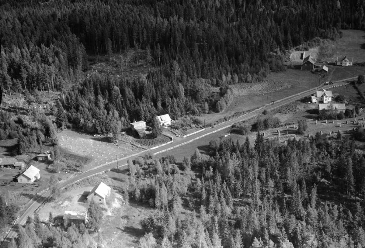 Widerøes Flyveselskap A/S, FLYFOTO BAK: LERSVEA 320-1, FORAN: ENGSTAD 360-28, SOLUM 360-24, ÅSVANG