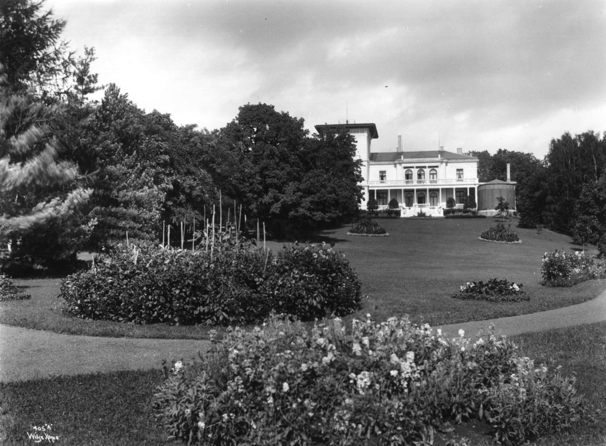 Anders Beer Wilse, Skøyen hovedgård, Oslo 1903. Huset sett fra parken..