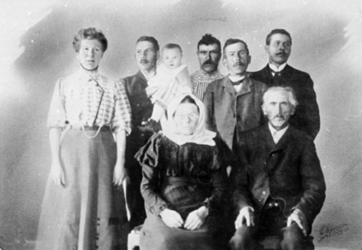 Anno Domkirkeodden, GRUPPE: 8, FAMILIE, FORAN BERTHE MANGERUD, JOHAN MANGERUD, BAK: INGA SVENDSEN, JOHAN SVENDSEN MED SØNNEN BJARNE, LARS, PEDER, BERNT MANGERUD.