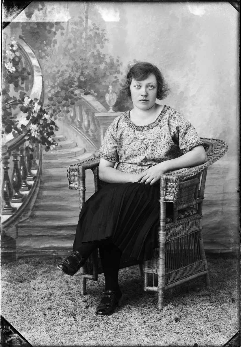 Skötsner-Edhlund, Ateljéporträtt - Signe Lindberg från Fors, Hökhuvud socken Uppland 1926