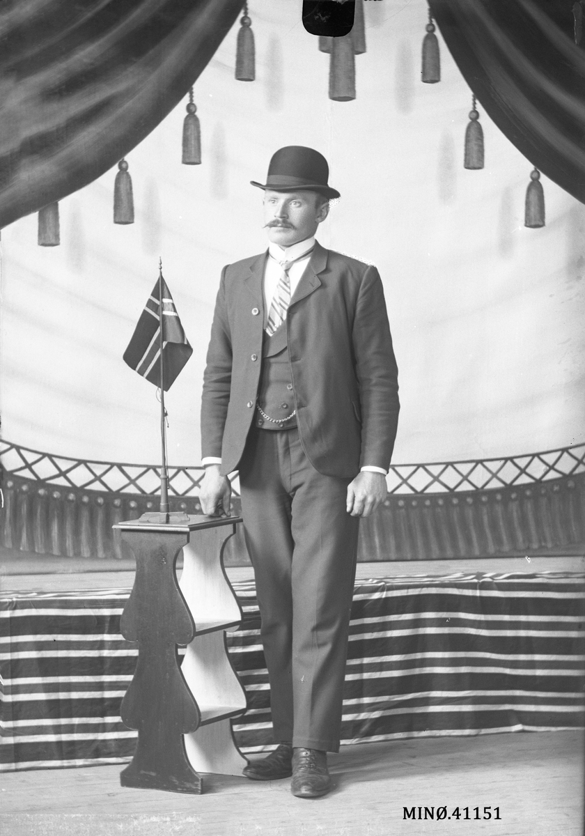 Oscar Holte, Portrett av mann. Smed Petersen