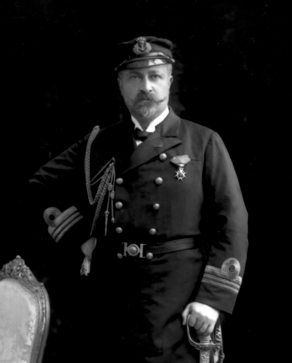 Gustav Borgen, Portrett, Gustav Christian Oscar Rehbinder Gade (1863-1926) i uniform som kommandør i marinen.