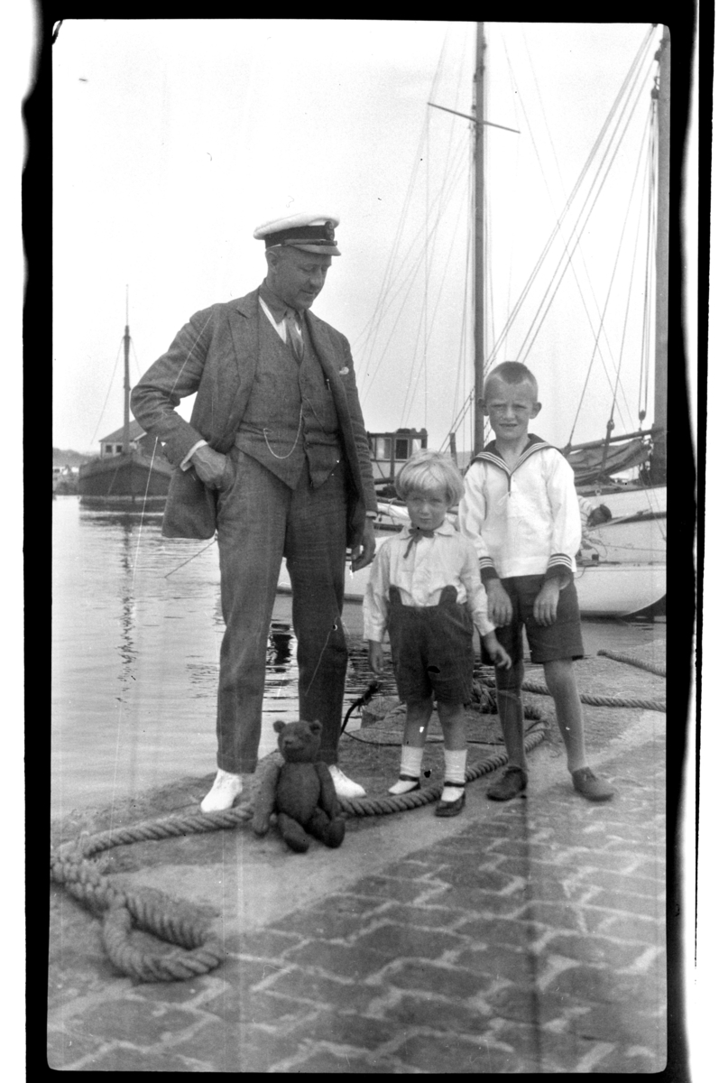 Rolf Sr. Sundt, Rolf Sundt sr. med sine sønner Rolf og Julius ved en brygge, Stavern. Fotografert 1925.