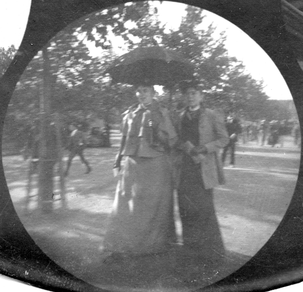 Fredrik Carl Mülertz Størmer, Frk. Røed t.h. og en annen kvinne spaserer langs Karl Johan og Studenterlunden, Oslo.