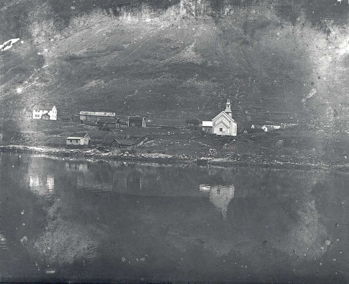 Tom Kent, Gård og kirke i strandkanten. Bakke, Nærøyfjord, Aurland.