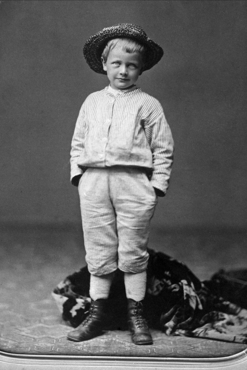 Gustav Borgen, Avfotografering. Gutt med stråhatt og bubserull.
