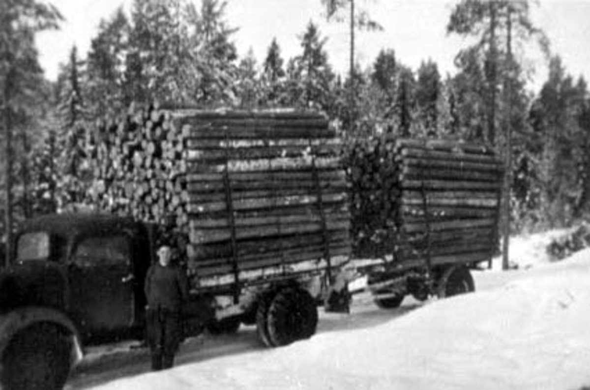 Anno Domkirkeodden, TØMMERTRANSPORT MED LASTEBIL OG TILHENGER. ERLING JOHANSEN KJØRTE, 1938 MOD. VOLVO LASTEBIL, PRESTMARKA, ROMEDAL ALLMENNING