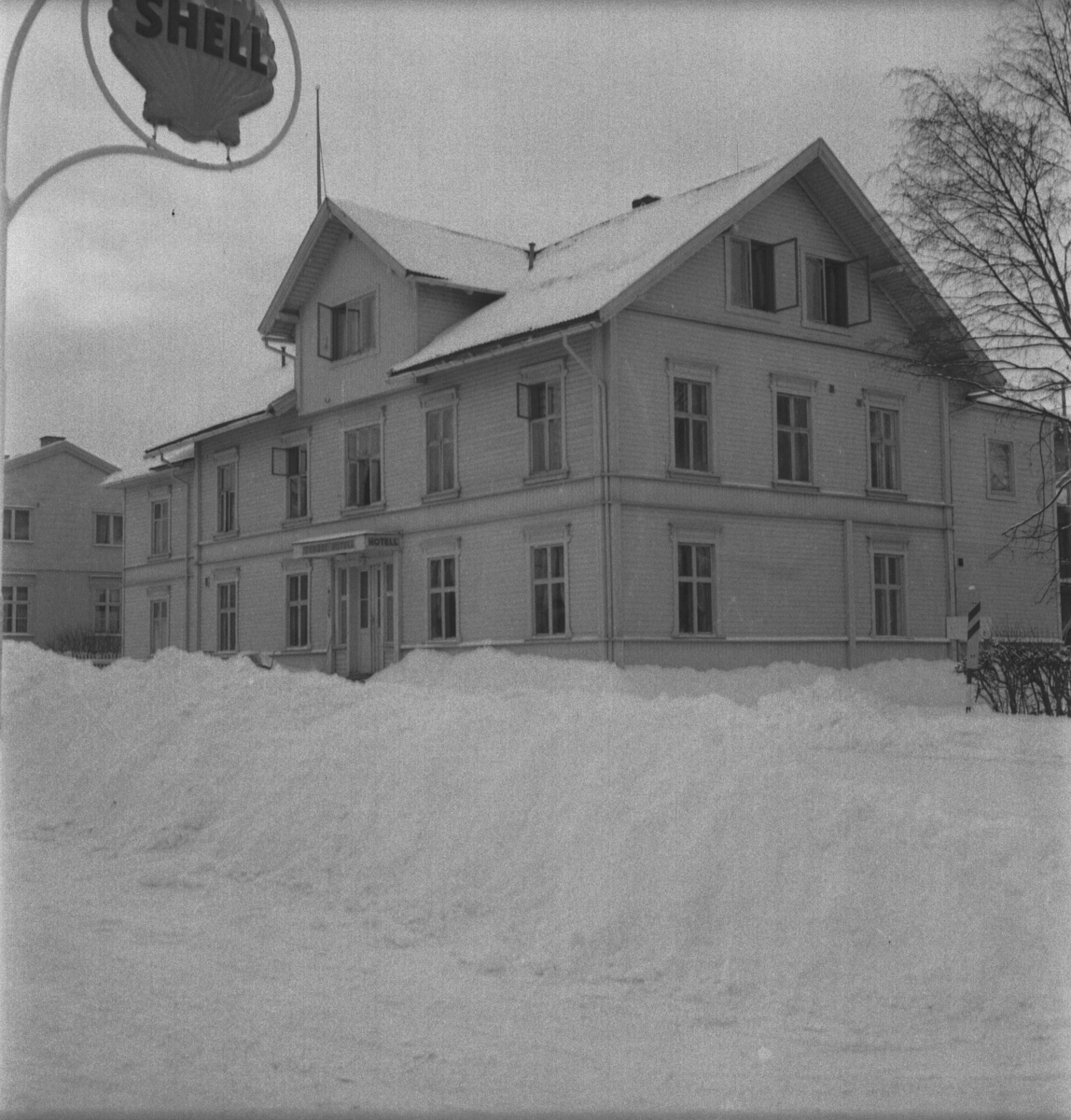 Per Magne Grue, Tynset, Tynset hotell, Shellskilt